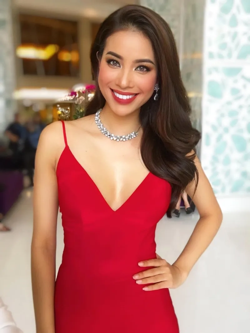 Vương miện của Phạm Hương là biểu tượng của chiến thắng và vinh quang