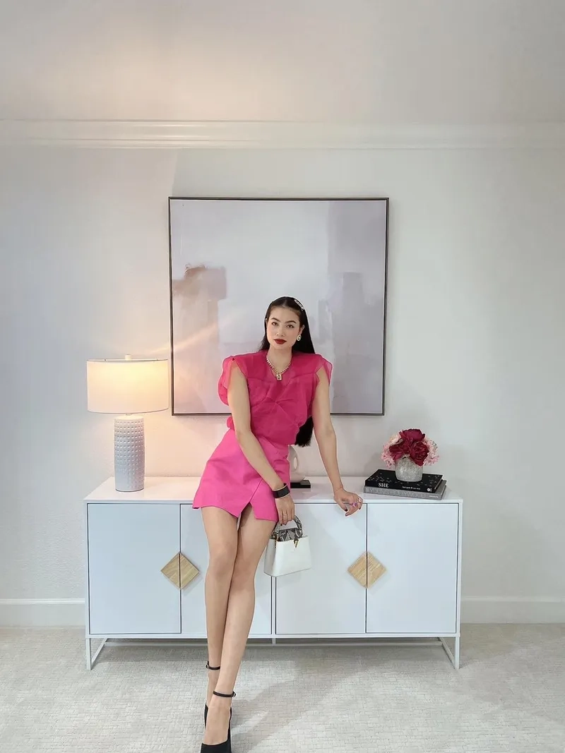 Hình ảnh Phạm Hương thể hiện sự duyên dáng và nổi bật