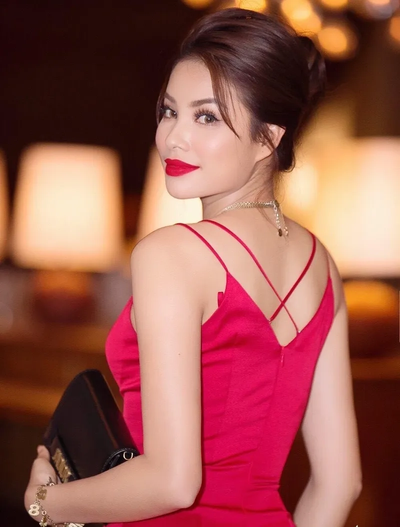 Phạm Hương đăng quang Hoa hậu Hoàn Vũ 2015 trong niềm vui vỡ òa