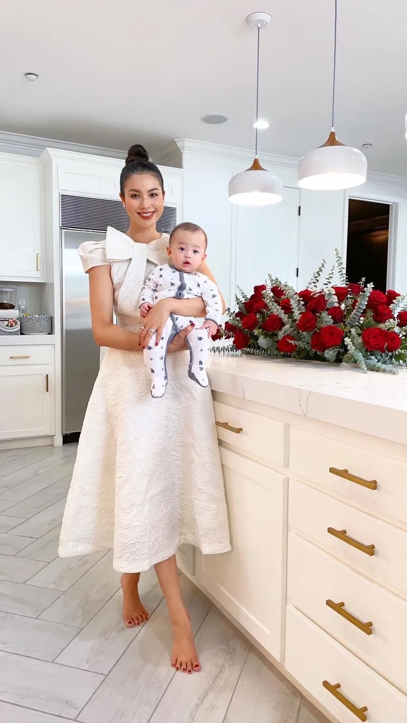 Hoa hậu Phạm Hương về nước được đón chào nồng nhiệt và trân trọng