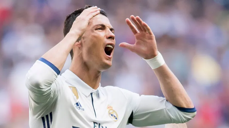 Meme chúc mừng sinh nhật Ronaldo độc lạ và siêu hài khiến fan thích thú.