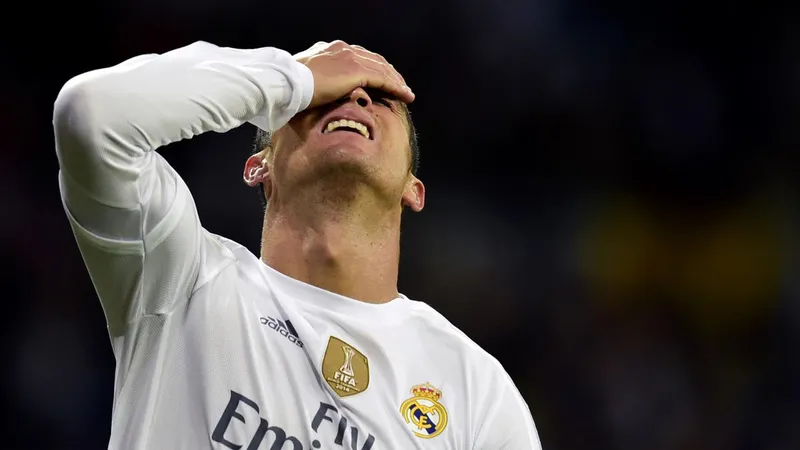 Ronaldo và Messi trong loạt meme bá đạo khiến fan tranh luận không ngừng.