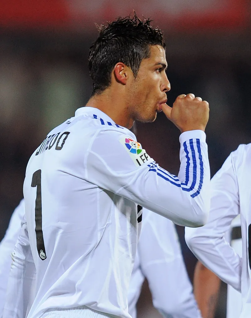 Ronaldo khóc: Những bức ảnh chế hài hước và cảm động được lan truyền mạnh mẽ.