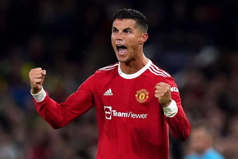 Ronaldo uống nước và những meme chế hài hước khiến fan cười nghiêng ngả.