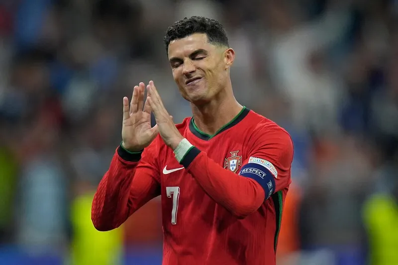 Khoảnh khắc Ronaldo nhận giải được chế thành meme đầy hài hước và sáng tạo.