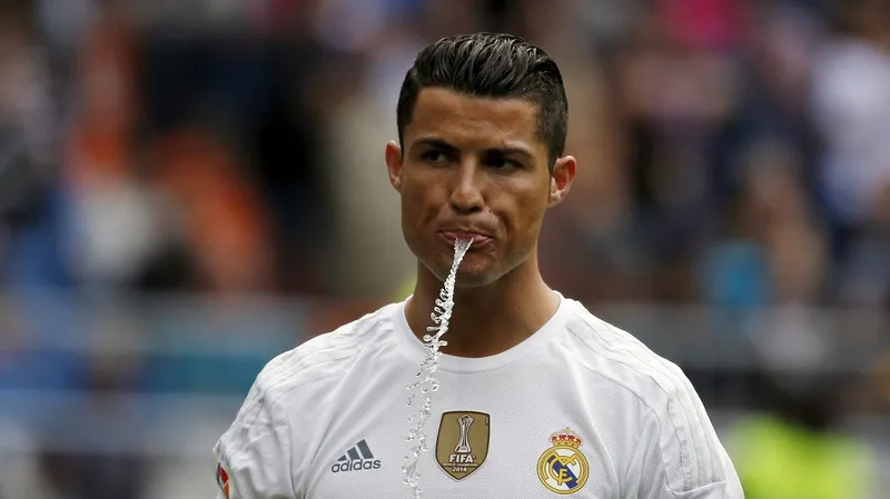 Fan sáng tạo meme hài hước giữa Messi và Ronaldo khiến dân mạng bùng nổ.