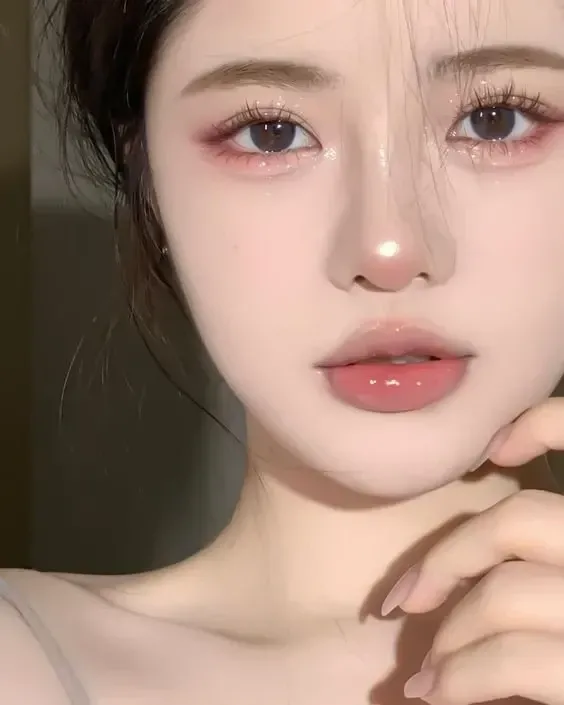Cô gái xinh nhất thế giới 2021 với vẻ đẹp tinh tế và quyến rũ