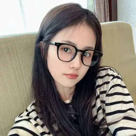 Cô gái xinh nhất trái đất gây ấn tượng mạnh với thần thái tự tin