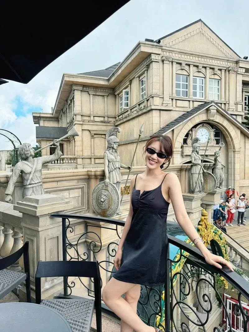 Hoa hậu Thuý Ngân thu hút sự chú ý bởi sự duyên dáng và tự tin
