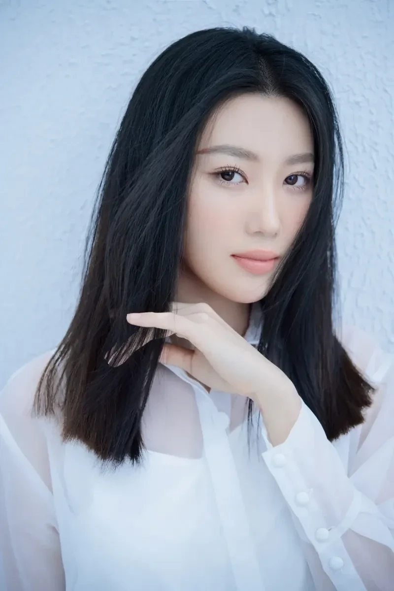 Thuý Ngân livestream thu hút đông đảo khán giả với sự gần gũi và hài hước