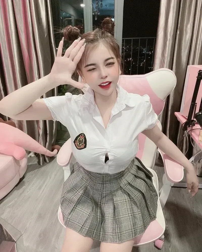 Avatar cô gái cầm điện thoại với vẻ ngoài năng động, hiện đại