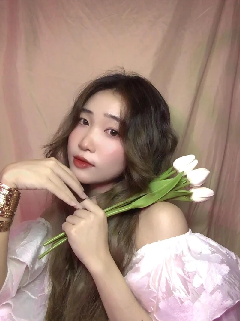 Tiktok gái xinh váy ngắn, tỏa sáng trong vẻ đẹp tươi trẻ và đầy cuốn hút