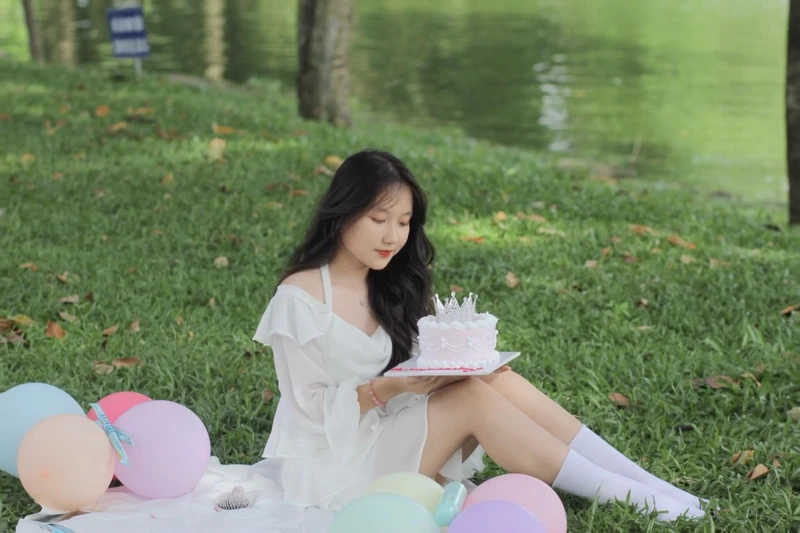 Gái xinh tóc dài đeo kính cute với nét đáng yêu và tự nhiên