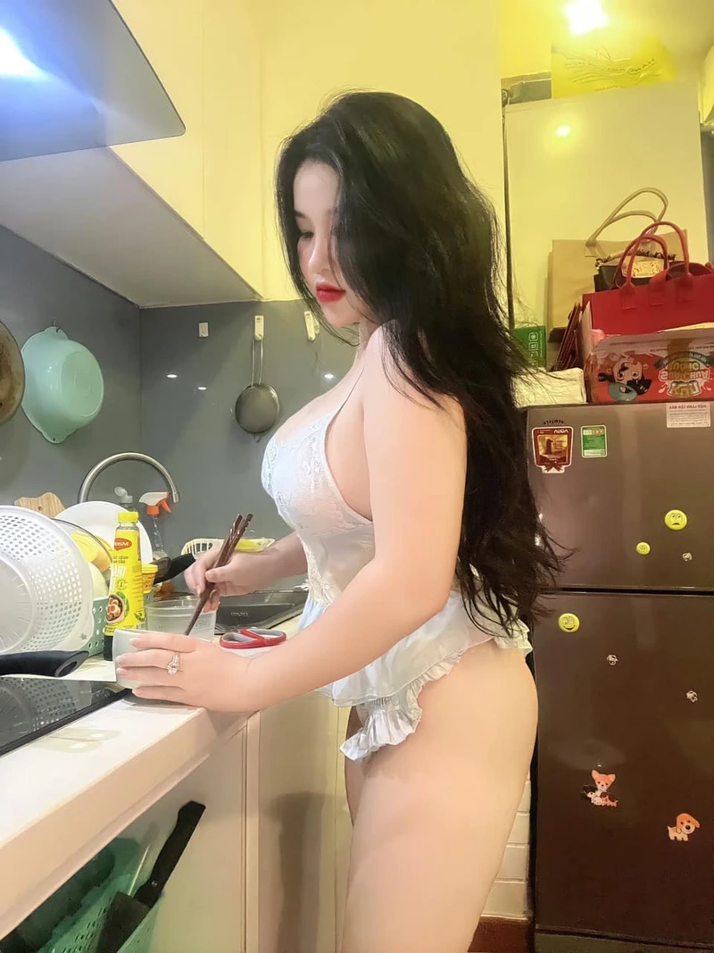 Gái xinh tóc dài đeo kính ngầu mang đến hình ảnh đầy cá tính