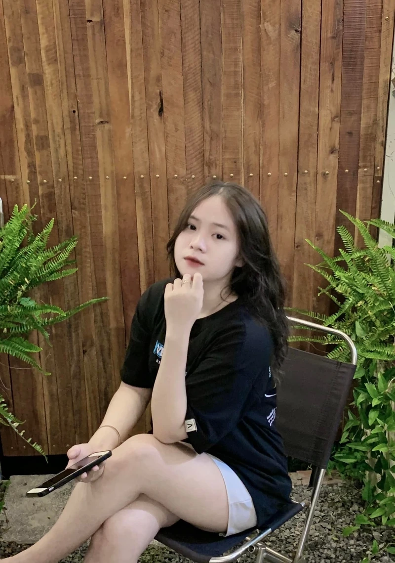 Gái xinh đeo kính tóc dài với ánh mắt rạng ngời và cuốn hút