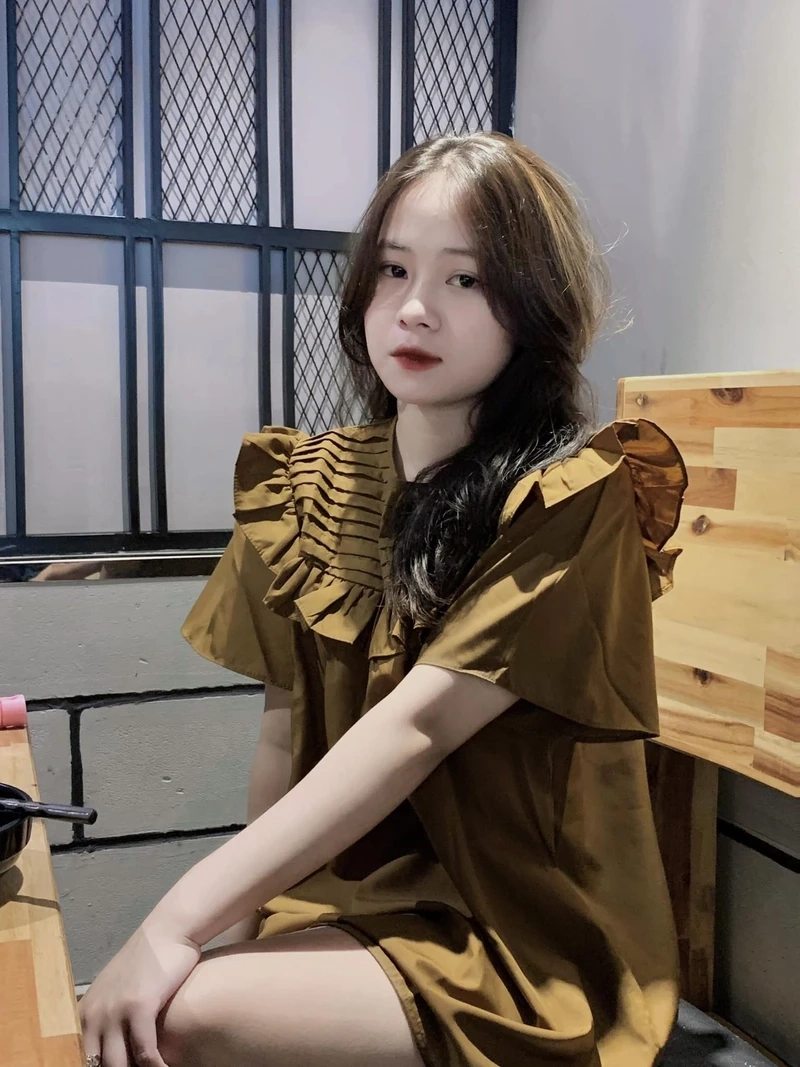 Hình gái xinh đeo mắt kính tóc dài che mặt mang nét bí ẩn