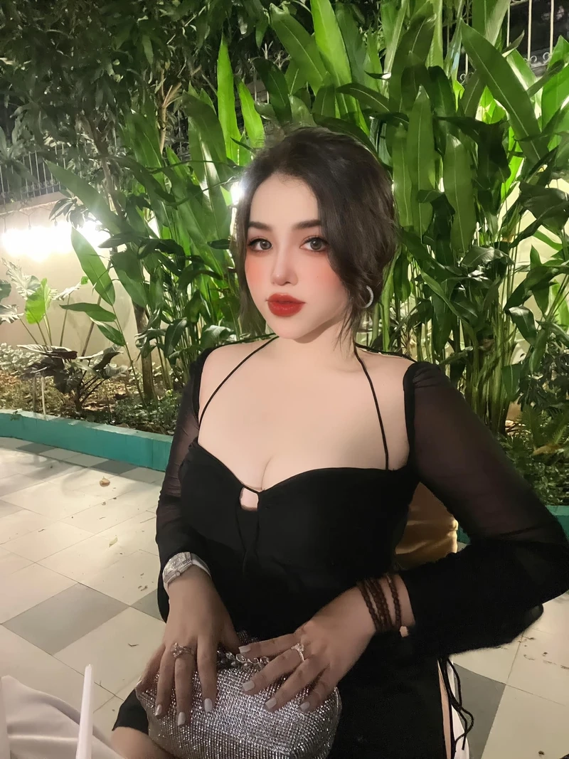 Ảnh gái xinh tóc ngắn đeo kính với vẻ đẹp năng động và tự nhiên