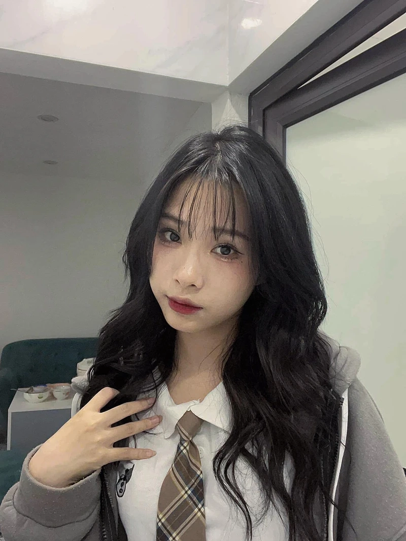 Ảnh gái xinh đeo kính cute với ánh mắt đầy thu hút