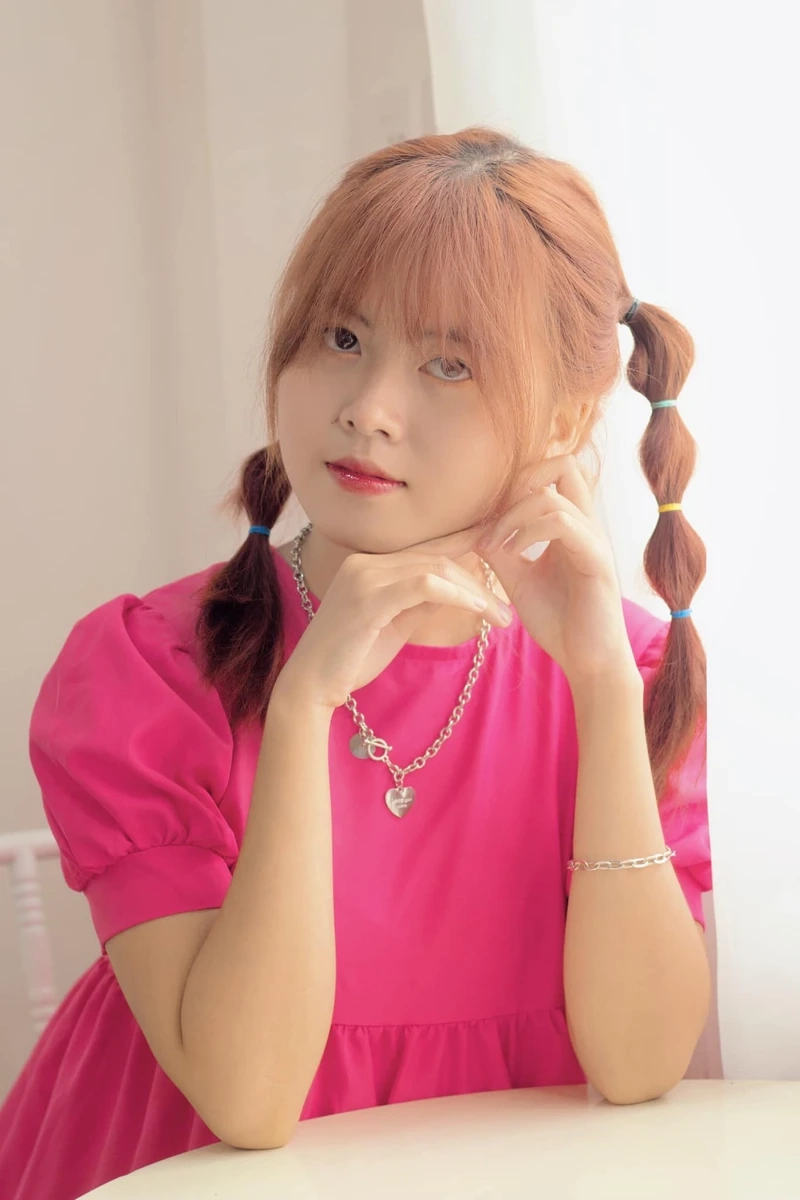 Ảnh gái xinh tóc ngắn đeo kính cute với vẻ đẹp trẻ trung