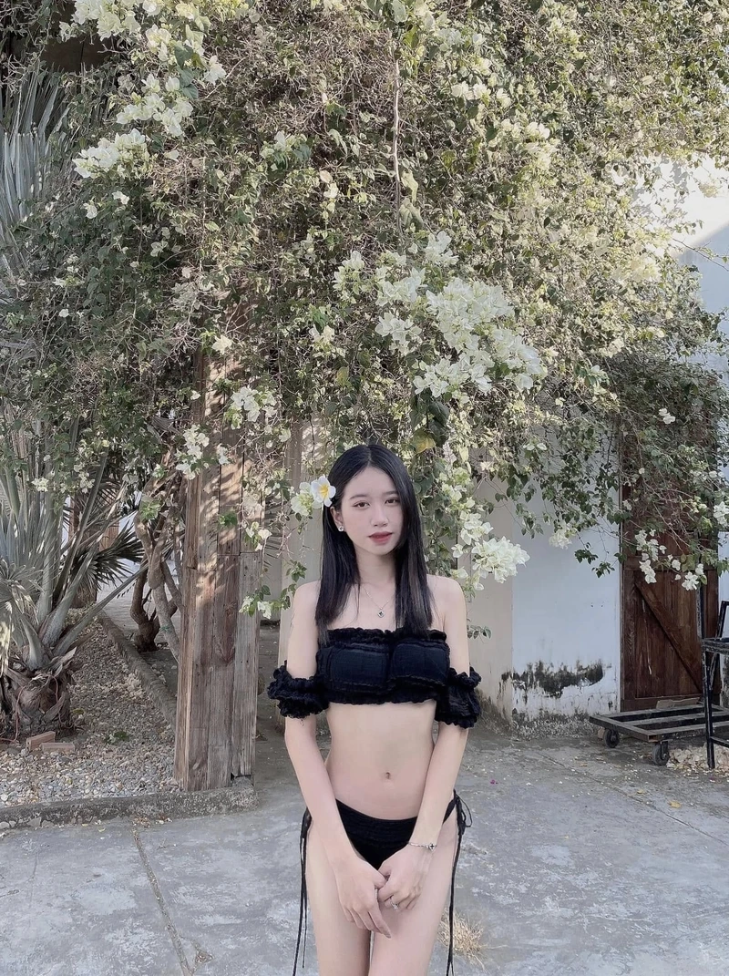 Ảnh gái 2k12 với vòng cổ làm nổi bật gu thời trang độc đáo và cá tính
