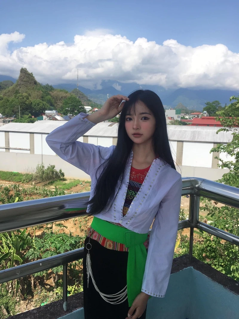 Ảnh gái 2k12 với biểu cảm cool ngầu mang đến vẻ ngoài đầy phong cách