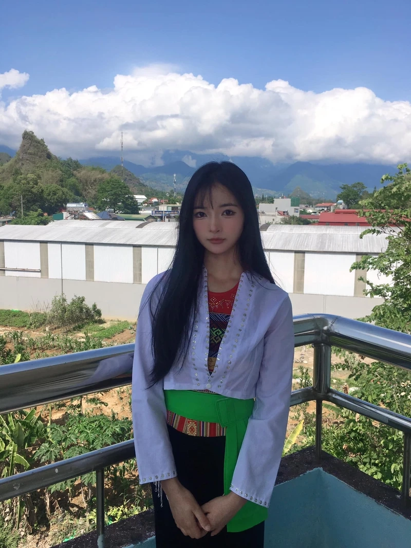 Ảnh gái 2k12 với kính mát tạo phong thái mạnh mẽ và phong cách hiện đại