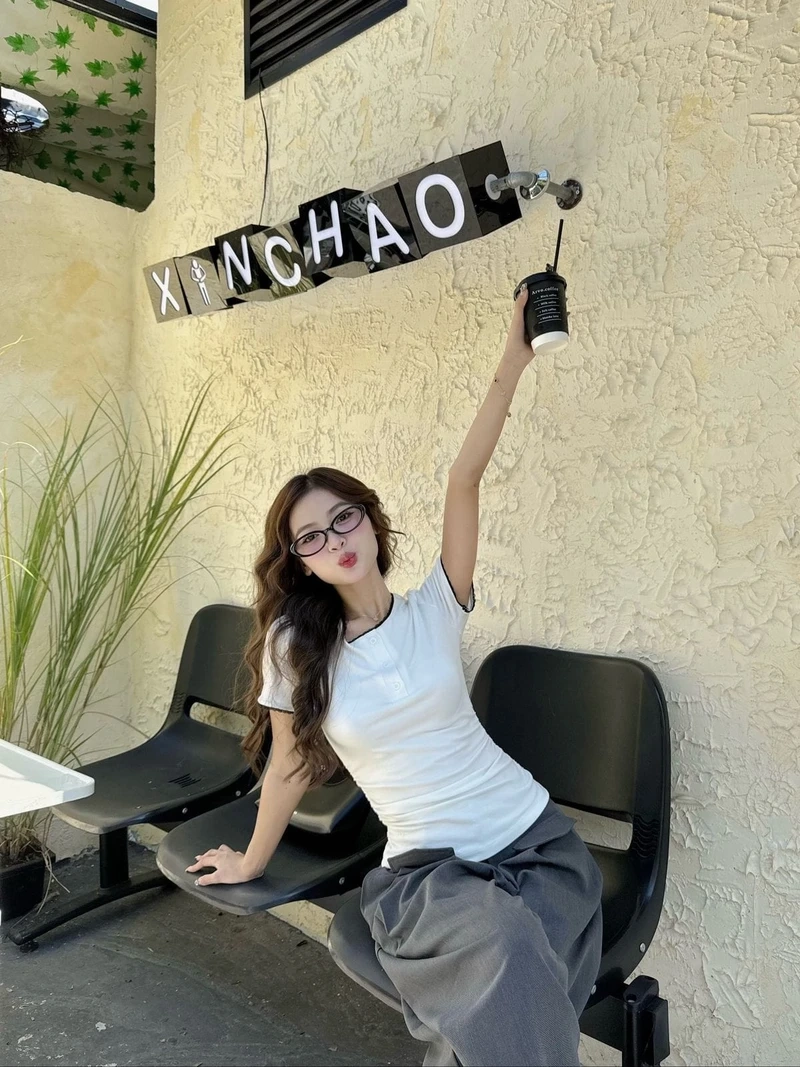 Ảnh gái 2k12 với tai nghe tạo nét cá tính và sự mới mẻ trong phong cách