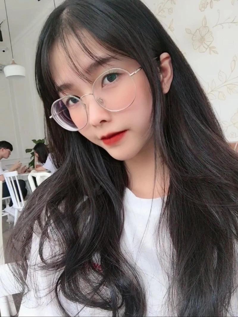 Gái xinh tóc dài đeo kính hot với ánh nhìn sắc sảo và quyến rũ