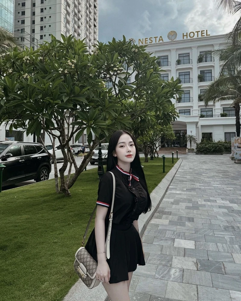 Các kiểu tóc xoăn sóng dài làm nổi bật vẻ dịu dàng và quyến rũ