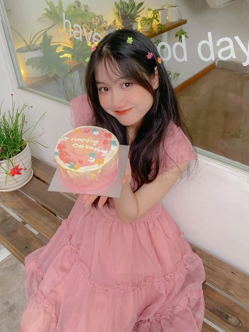 Gái xinh 2k9 với nét trẻ trung và ánh nhìn rạng rỡ tự nhiên