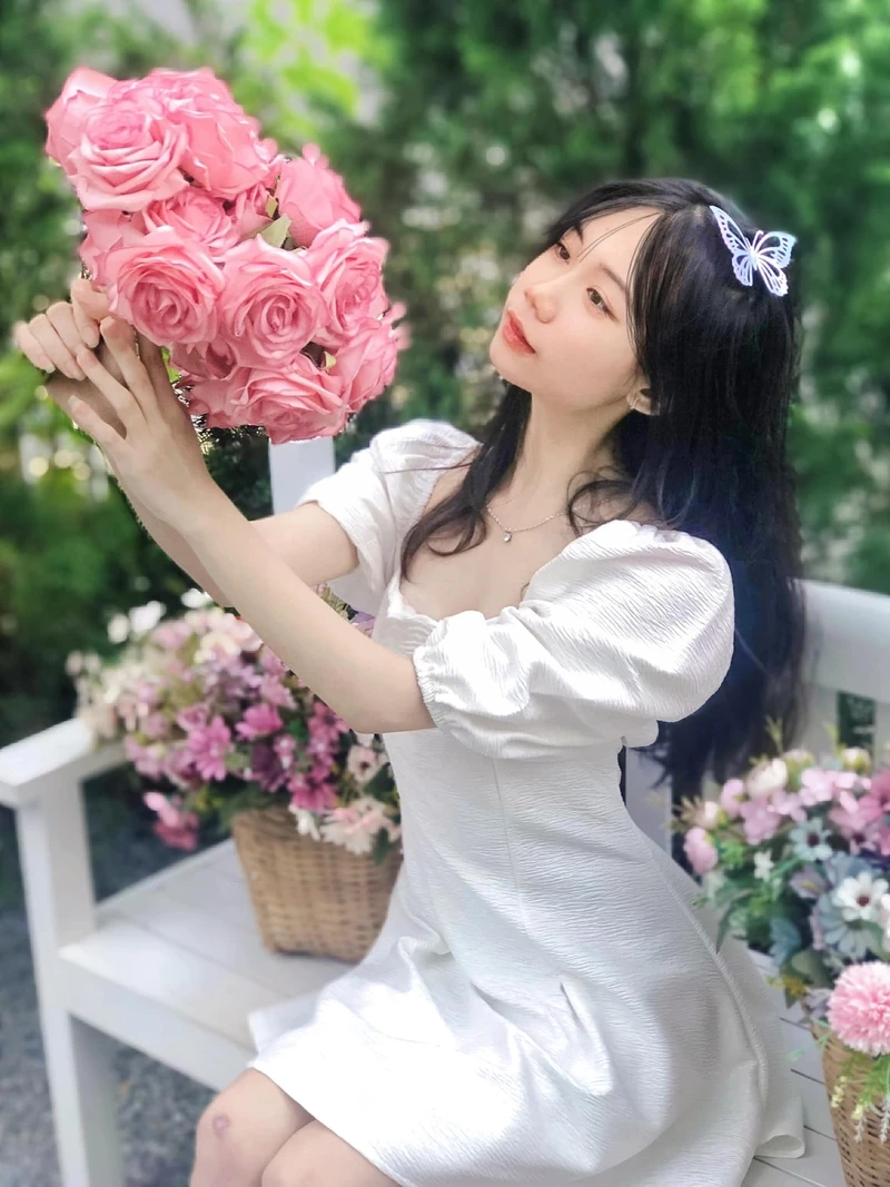 Gái xinh tóc ngắn che mặt với thần thái cuốn hút tự nhiên