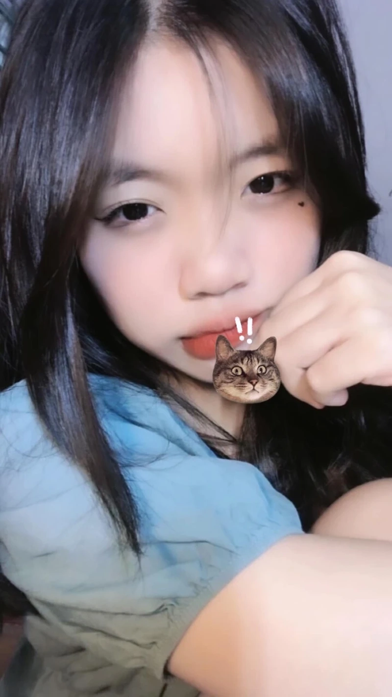 Gái xinh tóc dài đeo kính cute với vẻ đáng yêu và ngọt ngào