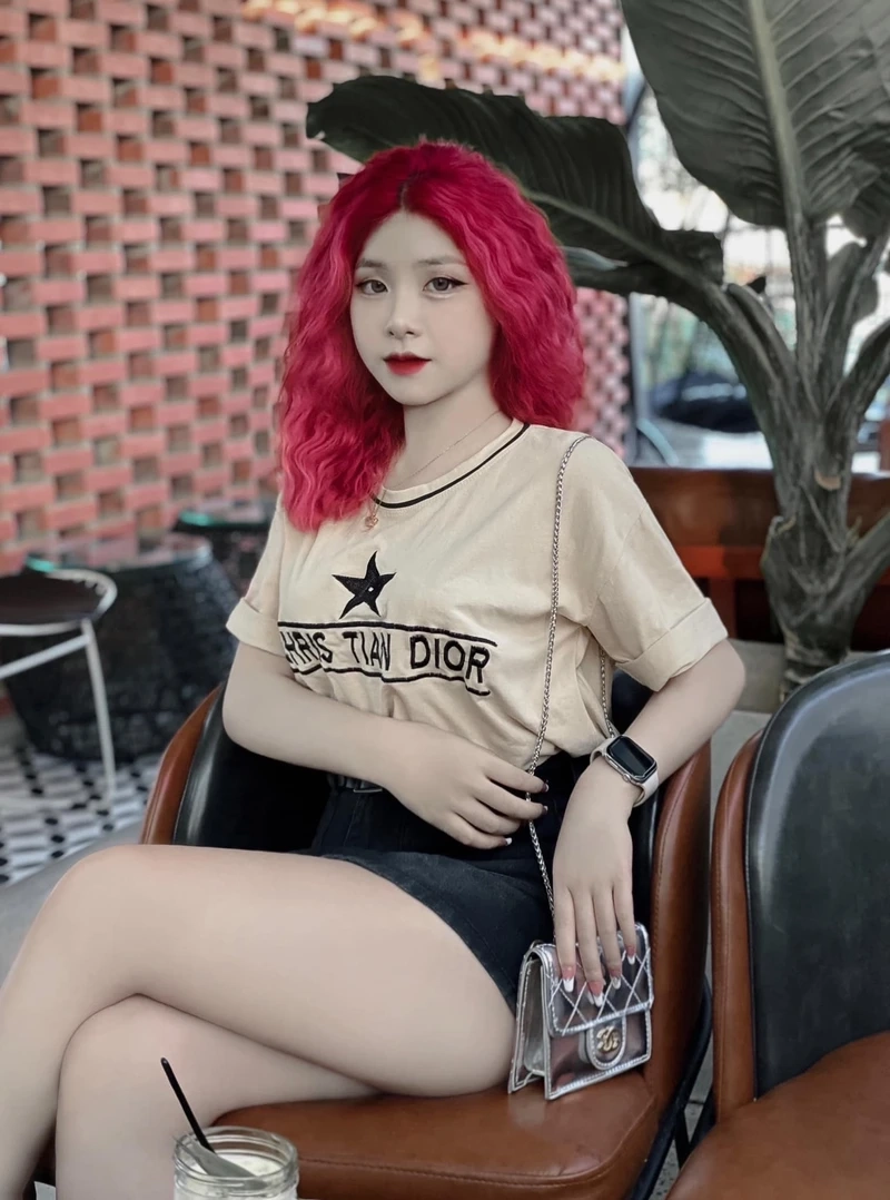 Gái xinh tóc dài đeo kính hot với vẻ đẹp quyến rũ nổi bật