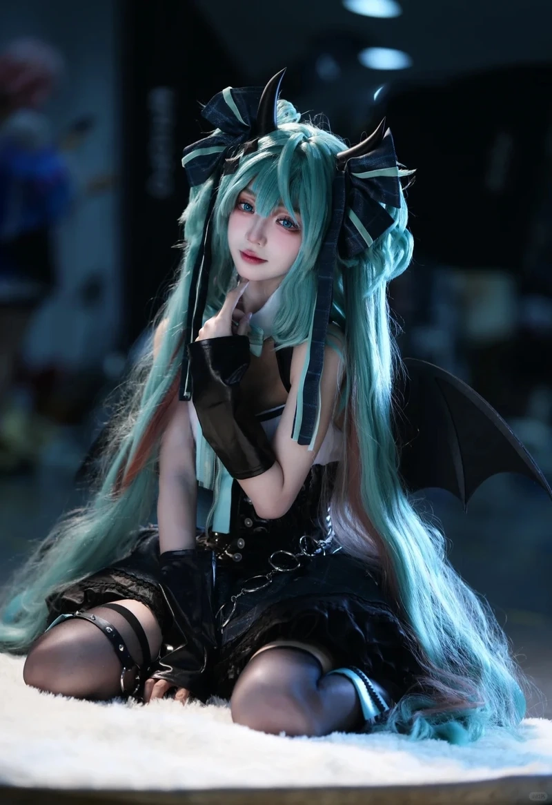 Ảnh cosplay Bulma (Dragon Ball) thể hiện sự thông minh và cá tính mạnh mẽ