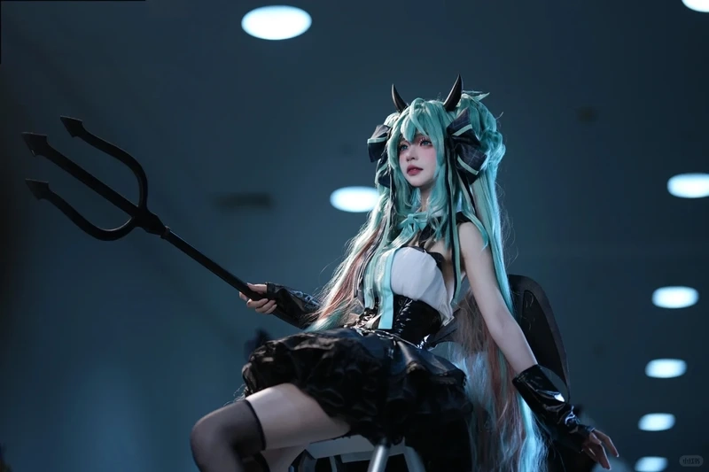 Ảnh cosplay Nami (One Piece) mang đến hình ảnh tươi mới và mạnh mẽ