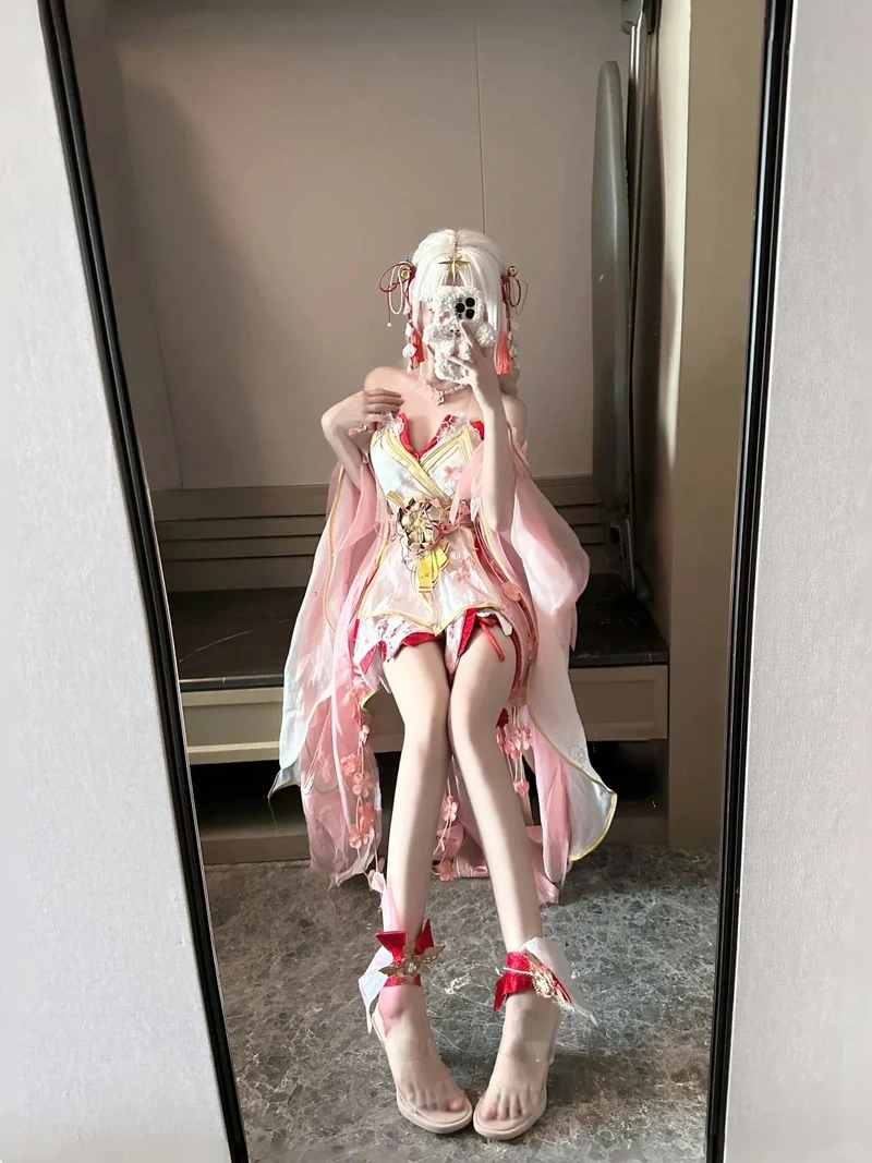 Ảnh cosplay Alice (Alice in Wonderland) toát lên sự đáng yêu và ngây thơ