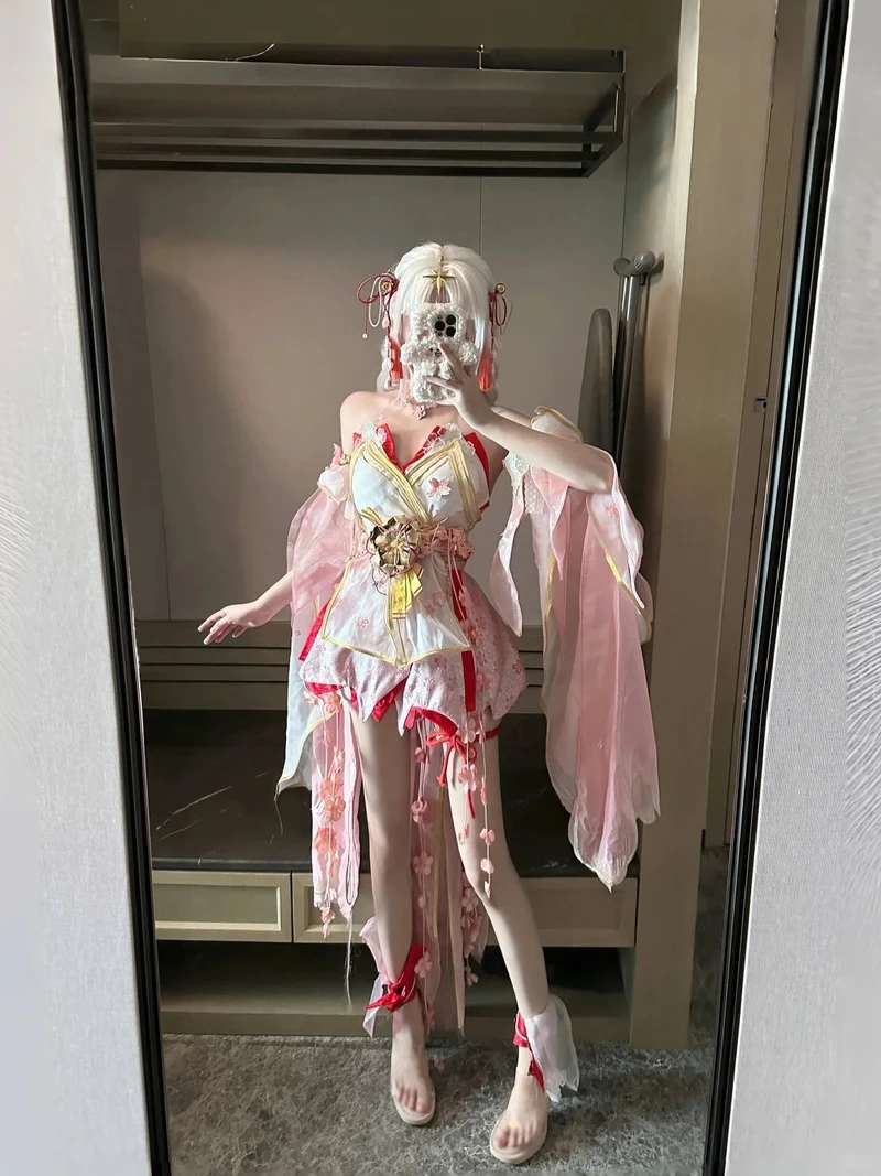 Ảnh cosplay Dorothy (The Wizard of Oz) thể hiện sự mạnh mẽ và quyết tâm