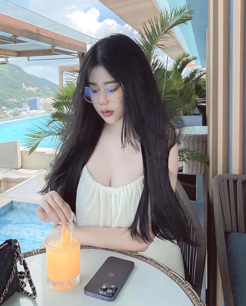 Gái dân tộc Eta, thể hiện vẻ đẹp mạnh mẽ và tự nhiên