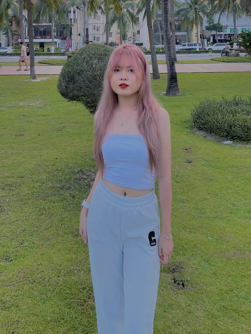 Gái xinh tiktok mặc váy ngắn, khoe vẻ đẹp tự nhiên và cuốn hút