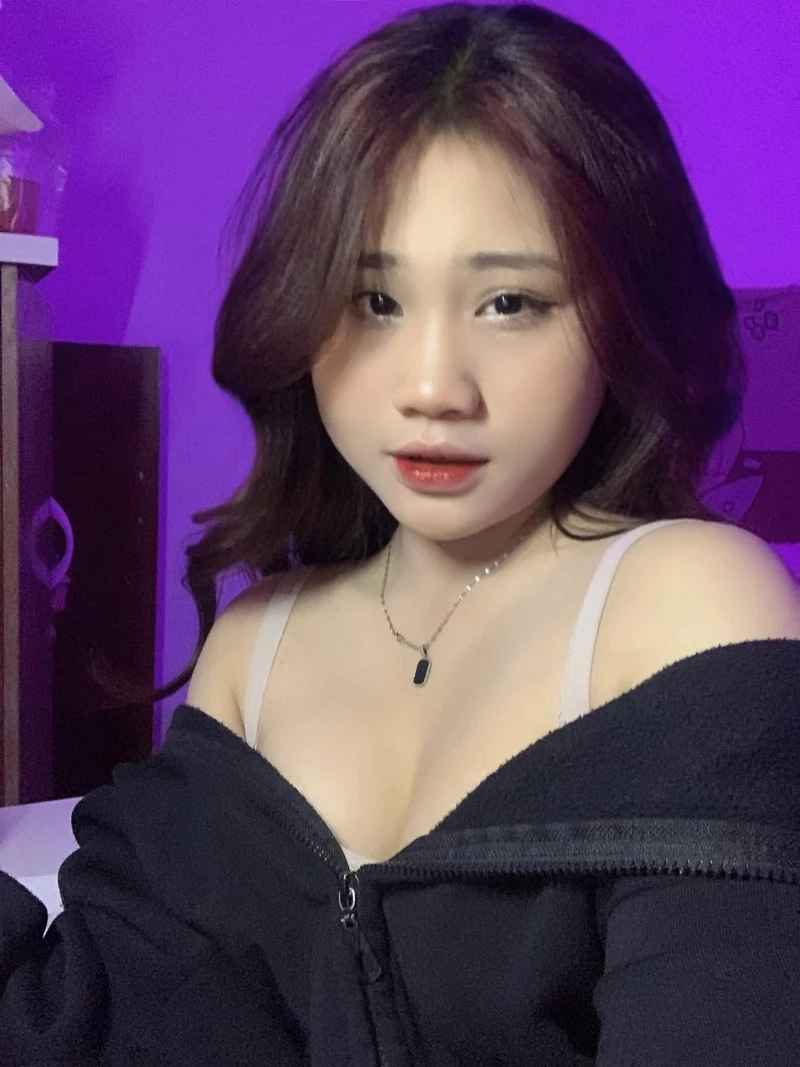 Gái tiktok show hàng, thu hút sự chú ý với vẻ đẹp tỏa sáng
