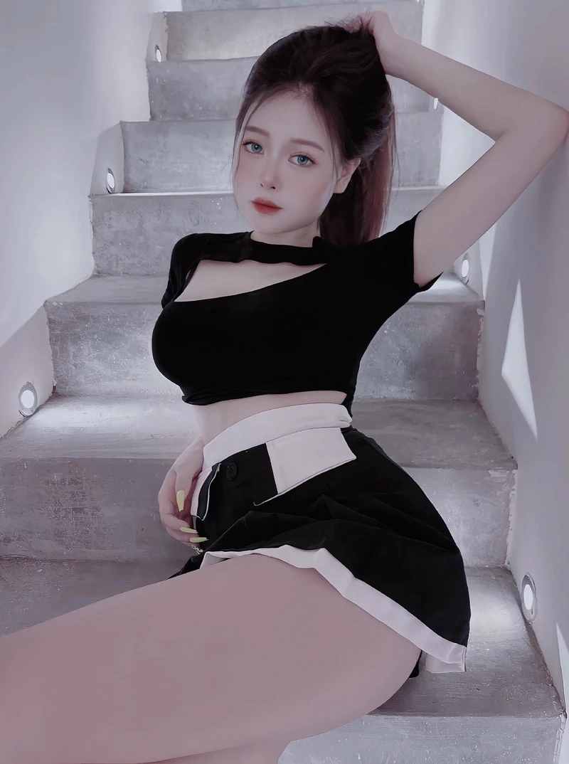 Gái xinh che mặt bằng điện thoại, nét duyên dáng tạo nên sự cuốn hút