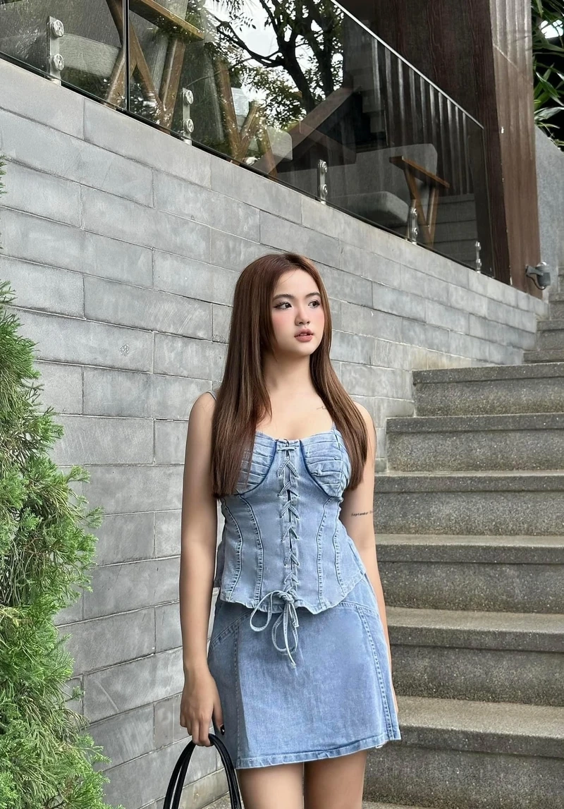 Gái xinh đẹp che mặt, khiến người xem tò mò về nét đẹp riêng của mình