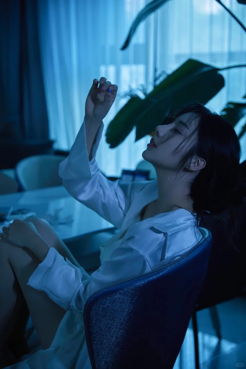 Gái đẹp buồn trong mưa, nỗi buồn như hòa quyện cùng cơn mưa