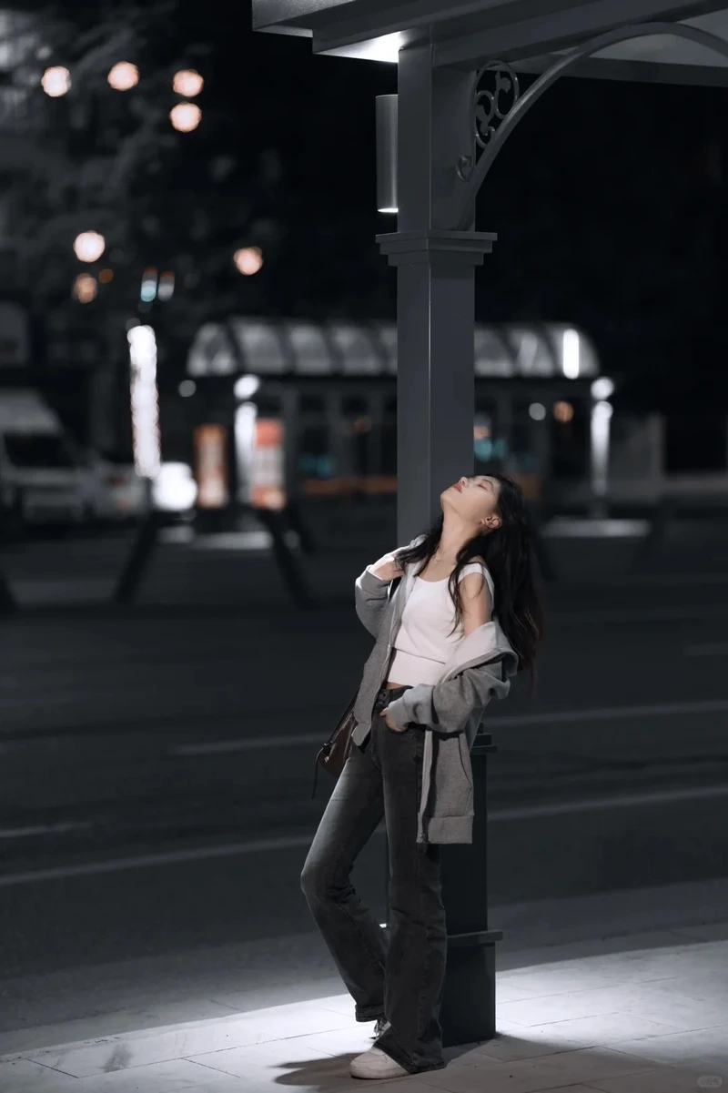 Hình ảnh thiếu nữ buồn, vẻ đẹp nhẹ nhàng đầy tâm sự