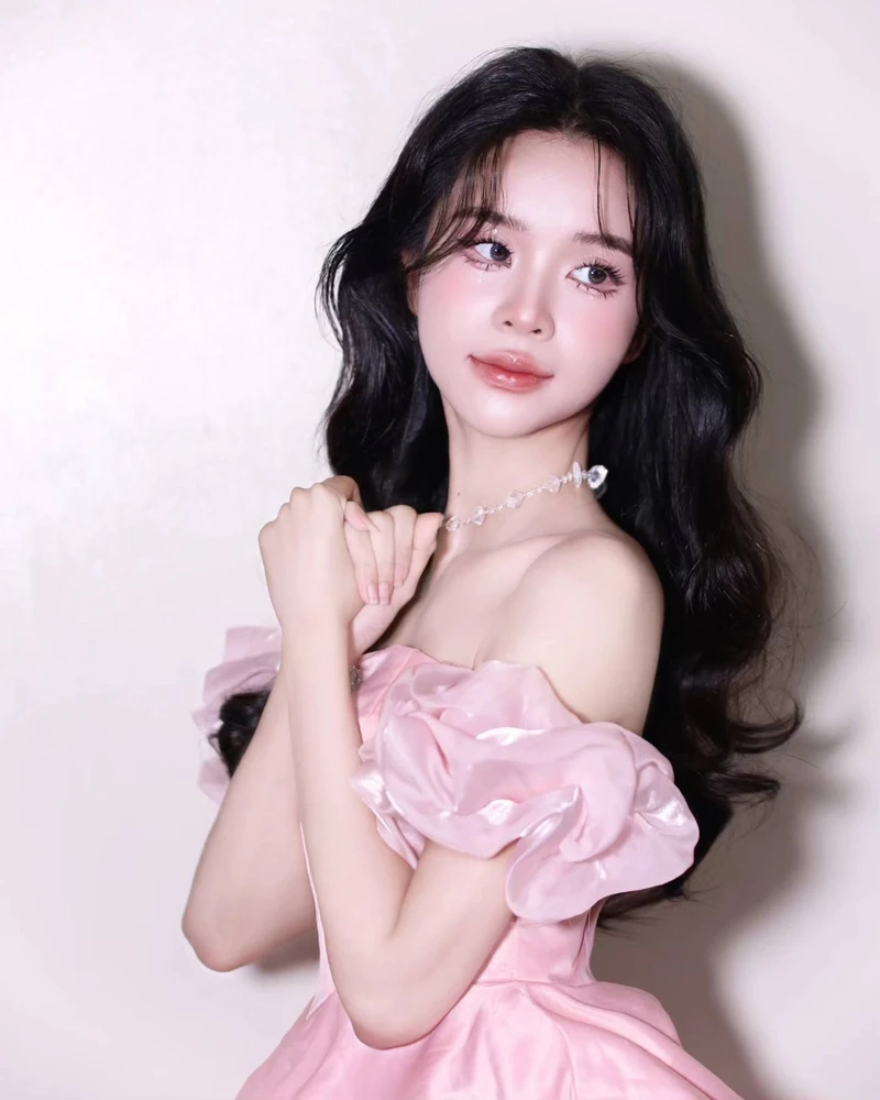 Gái xinh selfie trước gương với nụ cười tỏa sáng và tự nhiên