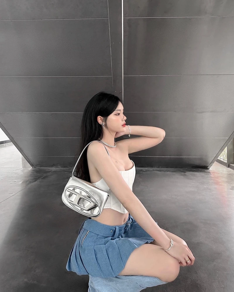 Ảnh gái xinh chụp gương full body tôn lên dáng vẻ trẻ trung