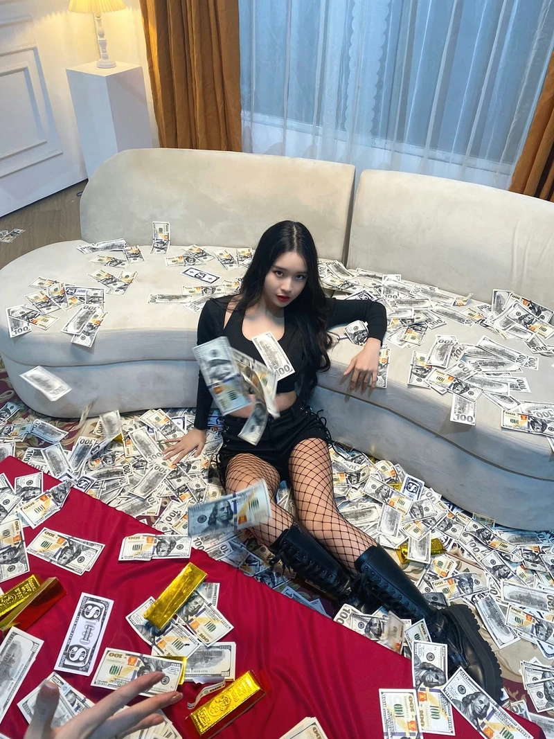 Gái xinh tạo dáng trước gương thể hiện sự tự tin và duyên dáng