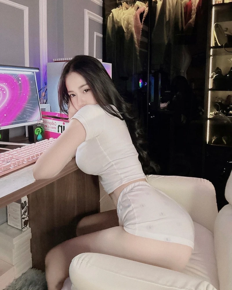 Che mặt gái xinh mặc váy trắng làm tăng thêm vẻ bí ẩn và cuốn hút