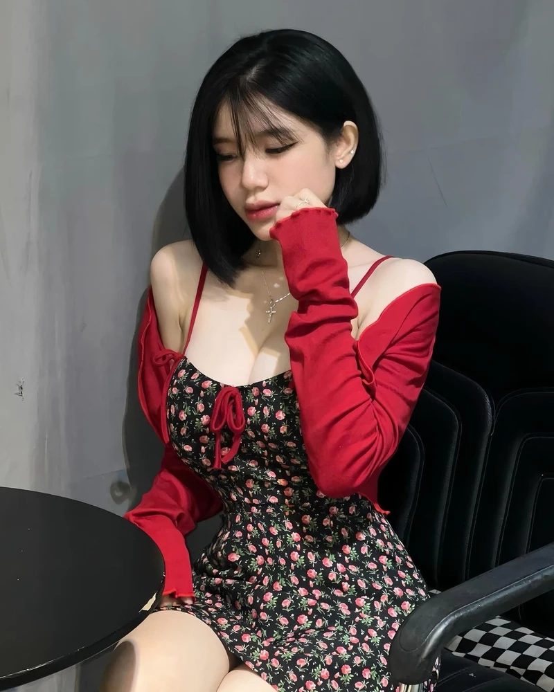 Gái xinh mặc váy trắng che mặt tạo nên hình ảnh bí ẩn cuốn hút