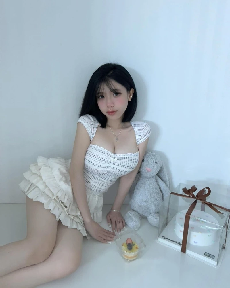  Cô gái mặc váy trắng với nét đẹp ngọt ngào và thần thái tự nhiên